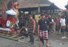 Sertu Putu Agustana Lakukan Pengamanan Upacara Pengabenan di Desa Tihingan