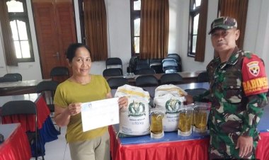 Koptu Kuswara Nusa Penida Dampingi Pendistribusian Beras dan Minyak Goreng di Desa Lembongan