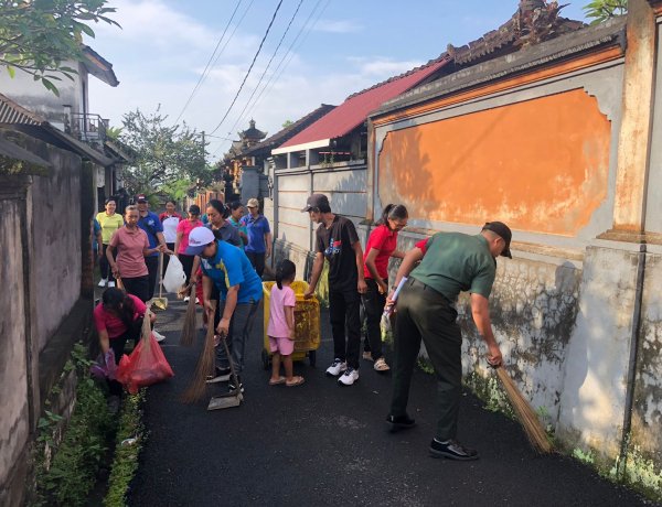 Babinsa Koramil Klungkung Gelar Aksi Bersih-Bersih di Desa Selisihan