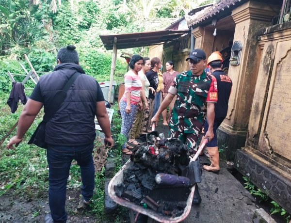 Pasca Kebakaran di Desa Gunaksa, Danramil Dawan Kerahkan Personel